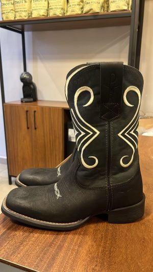BOTA DHR FEMININA PRETA C/ BRANCO D126