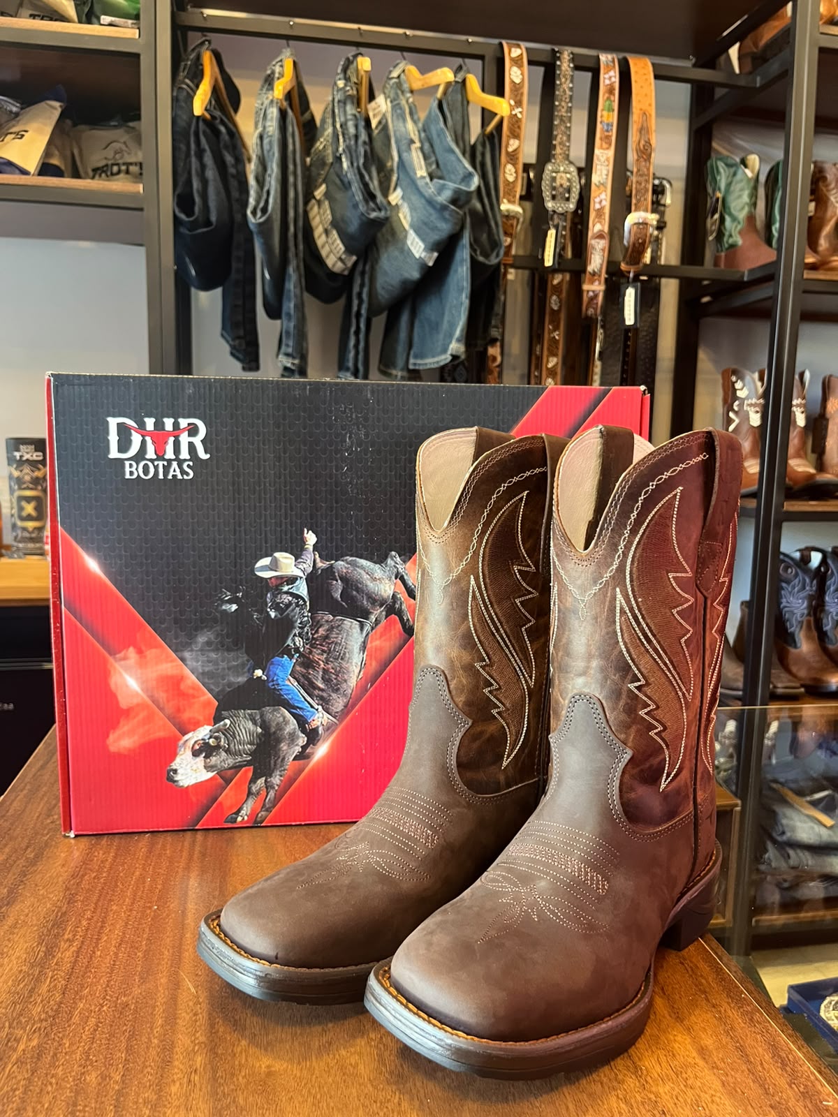 BOTA DHR SOLADO JUMP CAFÉ CANO BORDADO D554