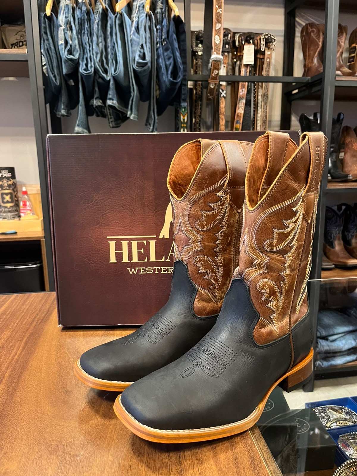 BOTA HELAZZA PT SOLADO COURO 20725